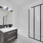 Appartement ensoleillé avec vue sur Paris et le Sacré-Cœur by Weekome